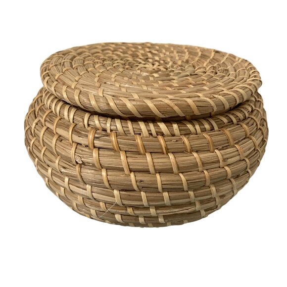Woven Seagrass Basket With Lid - Picture 3 of 9